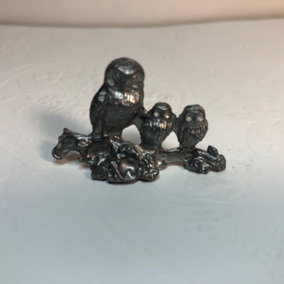 Miniature Pewter OWL Figurine, Large Owl With 2 Babies 1.5 in long On Branch - Picture 3 of 6
